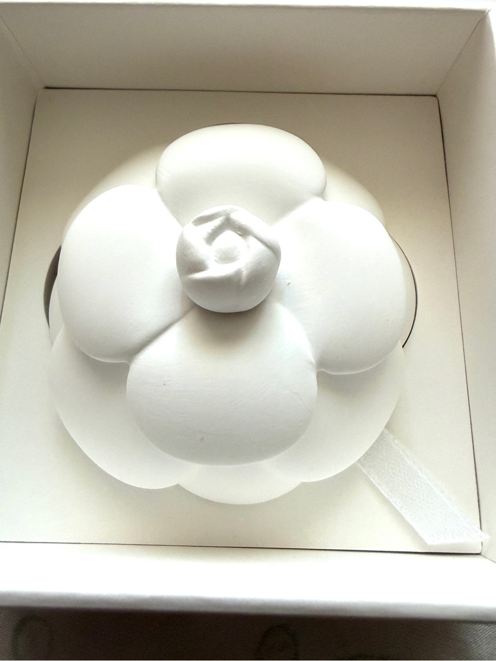 CHANEL VIP GWP Ceramic
Camellia Flower Fragrance Diffuser